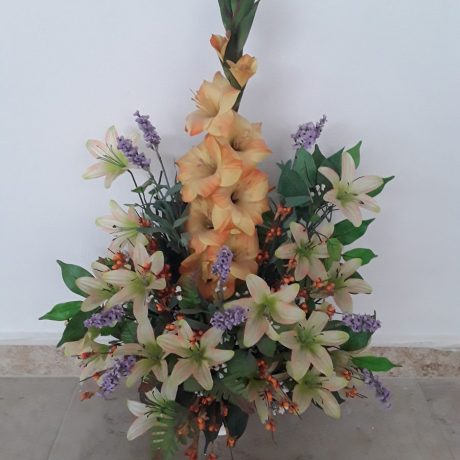 (1) (CK11001) Plastic Flower Arrangement In A Ceramic Vase.25.00 euros.