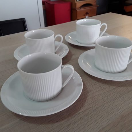 (CK07127) Four Matching Ceramic Cups And Saucers.10.00 euros.