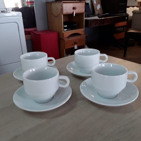(CK07129) Four Matching Ceramic Cups And Saucers.10.00 euros.