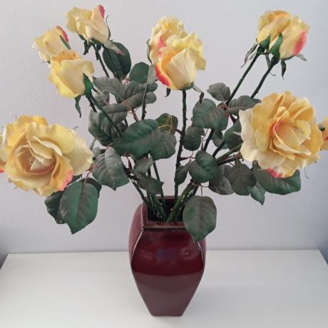 (91) (CK11091) Artificial Roses In A Glazed Ceramic Vase.15.00 euros.