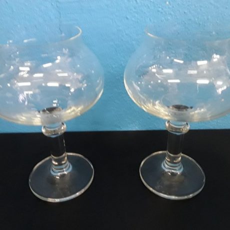 (102) (CK11102) Two Matching Glass Candle Holders.18cm High.5.00 euros.