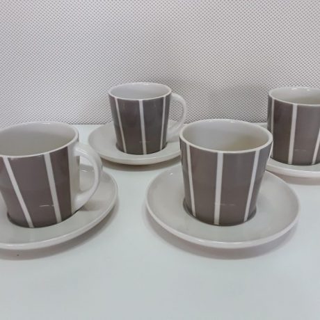 (CK07113) Four Matching Mugs With Saucers.10.00 euros.