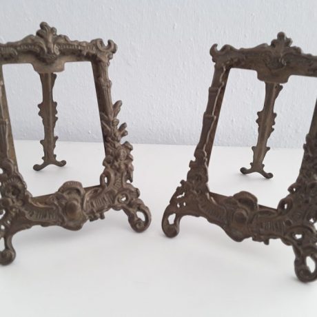 CK13073N Two Matching Vintage Cast Brass Free Standing Photo Frames 9cm Wide 12cm High 10 euros