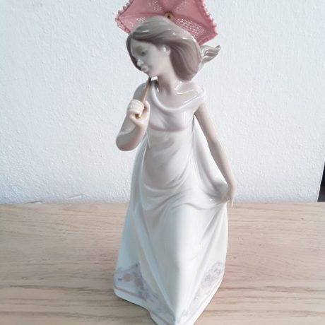 1 CK20065N Lladro Figurine Charming LLadro Lady With Umbrella 24cm High 110 euros