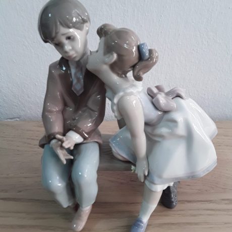 2 CK20064N Lladro Porcelain Figurine Ten And Growing 7635 Girl Kissing Boy On Bench 149 euros