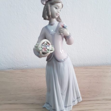 5 CK20067N Lladro Figurine Lladro Innocence In Bloom Girl With Flowers 1996 24cm High 99 euros