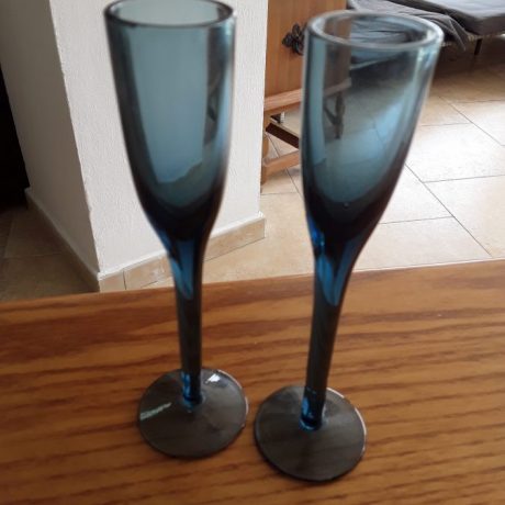 CK11018N Two Matching Coloured Glass Goblets 17cm High 3 euros