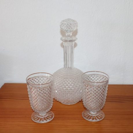 CK11216N Vintage Glass Decanter With Two Matching Goblets Decanter 25cm High Goblets 11cm High 7cm Diameter 16 euros