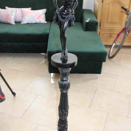 CK21008N Figurine On A Turned Penstal 146cm High 65 euros
