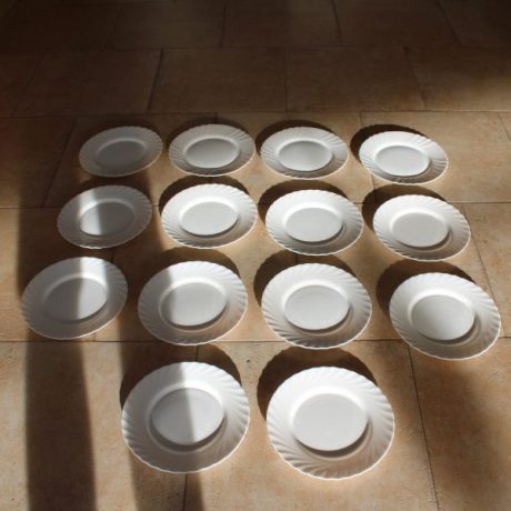 CK07190N Fourteen Ceramic Dinner Plates 26cm Diameter 10 euros