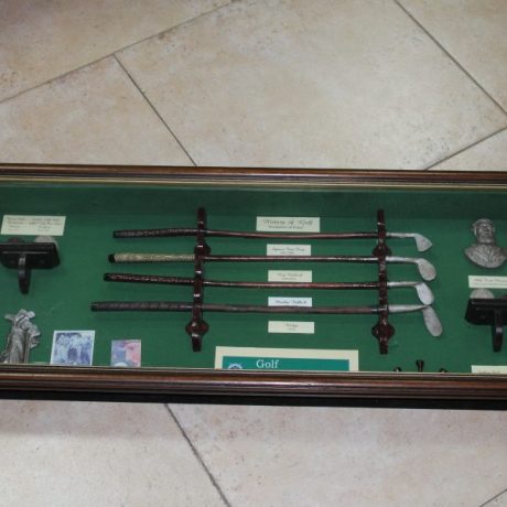 CK13077N Wooden Show Cased Vintage Golf Memorabilia Collection 34cm High 84cm Long 75 euros