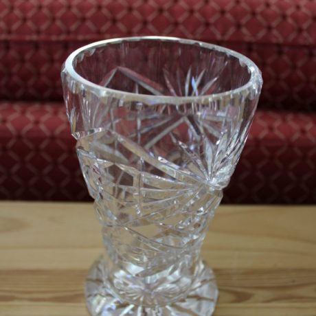 CK11162N Cut Glass Flower Vase 15cm High 9cm Diameter 8 euros