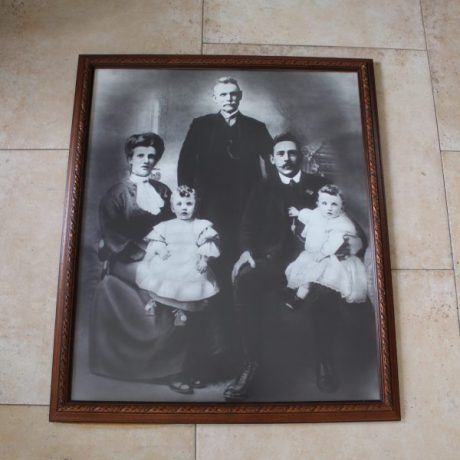 CK14201N Wooden Framed Edwardian Family Portrait 66cm x 58cm 28 euros