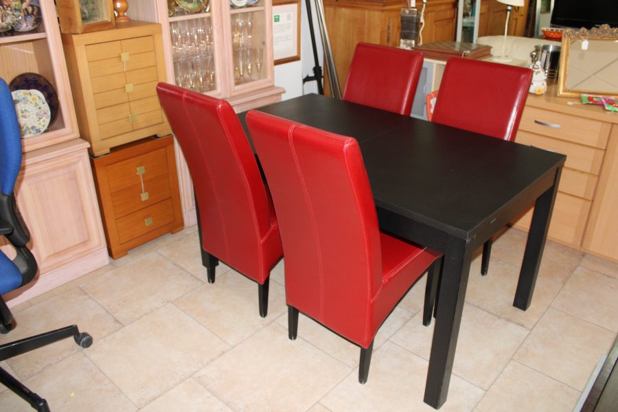 CK17004N Dining Set Two Leaf Extendable Table 140cm Long 84cm Wide 75cm High One Leaf Open 180cm long Two Leafs 220cm Long Four Matching Red Leather High Back Chairs 249 euros