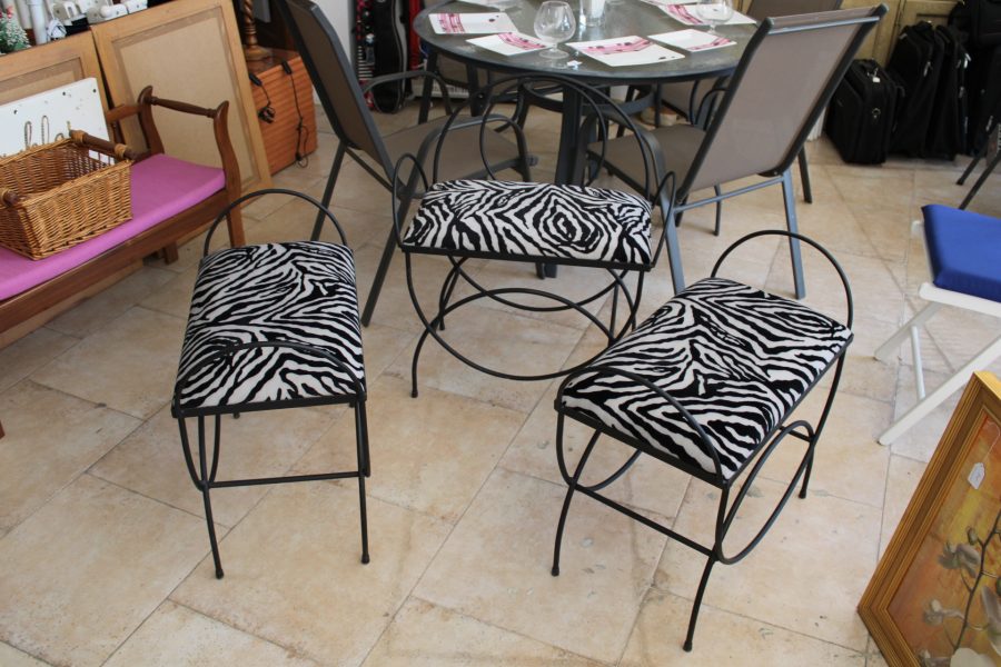 CK15011N Cushioned Chairs Metal Framed Cushioned Arm Chair 69cm Wide Two Matching Cushioned Stools 69cm Long 36cm Deep 62cm High 105 euros